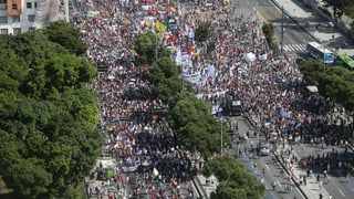 Tausende Menschen protestieren in Rio de Janeiro.