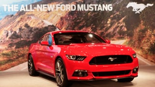 Ein roter Ford Mustang.