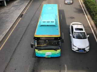 Türkisfarbiger Bus.