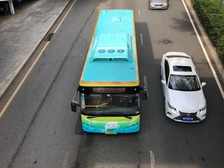 Türkisfarbiger Bus. Türkisfarbiger Bus.