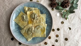 Ravioli mit Topinambur-Füllung auf einem Teller. Ravioli mit Topinambur-Füllung auf einem Teller.