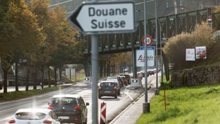 Strasse vor der Grenze zu Frankreich mit einem Schild «Douane Suisse». Strasse vor der Grenze zu Frankreich mit einem Schild «Douane Suisse».