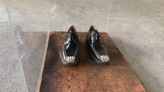 Fingernägel auf Schuhen. Fingernägel auf Schuhen.