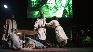 Fünf DarstellerInnen auf der Theaterbühne. Fünf DarstellerInnen auf der Theaterbühne.