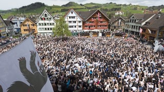Mit Menschen gefüllter Platz Mit Menschen gefüllter Platz