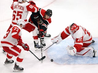 Pius Suter gegen 3 Detroit-Spieler. Pius Suter gegen 3 Detroit-Spieler.