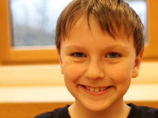 Andreas im Klassenzimmer.