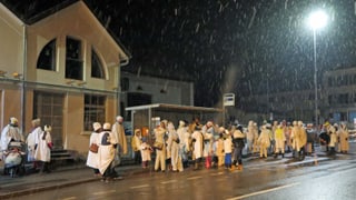 Die Chesslete-Gesellschaft steht vor einer Bushaltestelle im Schnee Die Chesslete-Gesellschaft steht vor einer Bushaltestelle im Schnee