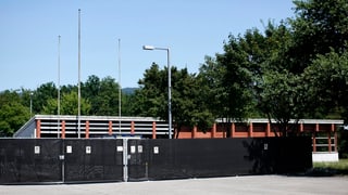 Die Asylunterkunft Bremgarten mit einem schwarzen Zaun und einer Zutrittskontrolle, wie sie in Oftringen geplant ist. 