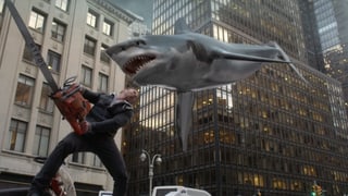 Szene aus «Sharknado»: Mann attackiert auf ihn zufliegenden Hai mit Kettensäge.