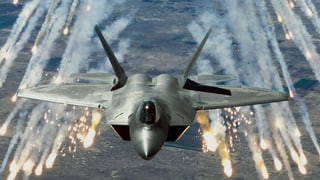 Kampfjet nach Abwurf von Raketen Kampfjet nach Abwurf von Raketen