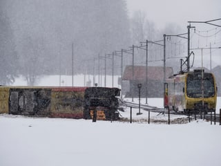 Entgleister Bahnwagen