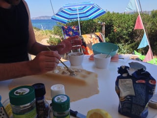 Jemand füllt Ravioli mit Ricotta und Artischocken auf dem Camping