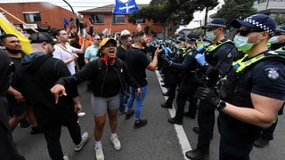 Demonstrierende treffen in Melbourne auf die Polizei.