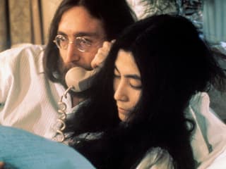 Mann und Frau liegen im Bett. Mann und Frau liegen im Bett.