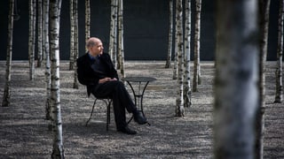 Alain de Botton im Birkenwald seiner «School of Life»