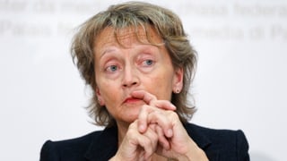 Eine schweigende Bundesrätin Eveline Widmer-Schlumpf vor den Medien. 
