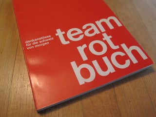 Rotes Buch mit Aufschrift Team Rot Buch