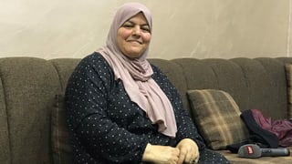 Frau sitzt auf Sofa Frau sitzt auf Sofa