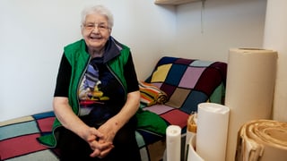 Eine Frau sitzt auf einem Sofa Eine Frau sitzt auf einem Sofa