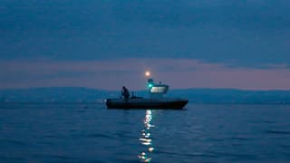 Am frühen Morgen sticht Reto Leuch seit über 20 Jahren in den See, um Fische zu fangen und sie anschliessend zu verkaufen.