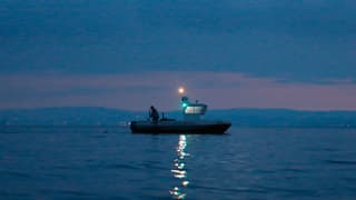 Am frühen Morgen sticht Reto Leuch seit über 20 Jahren in den See, um Fische zu fangen und sie anschliessend zu verkaufen. Am frühen Morgen sticht Reto Leuch seit über 20 Jahren in den See, um Fische zu fangen und sie anschliessend zu verkaufen.