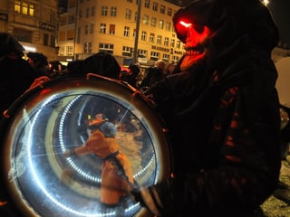 Paukist einer Gugge mit roter Skelett-Larve auf dem Marktplatz.