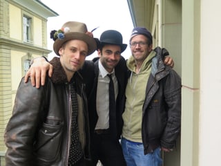 Sänger und Darsteller Simon Jäggi (links) sowie die beiden Regisseure Mathis Künzler (mitte) und Jonathan Loosli. Sänger und Darsteller Simon Jäggi (links) sowie die beiden Regisseure Mathis Künzler (mitte) und Jonathan Loosli.