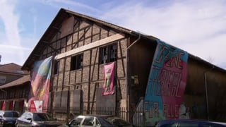 Ansicht eines alten Bachsteinhauses mit Flaggen von Besetzern.