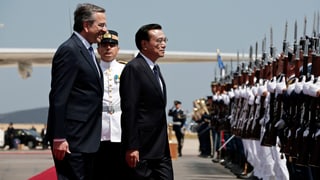 Antonis Samaras und Li Keqiang und schreiten eine Ehrengarde am Roten Teppich auf dem Flughafen ab.