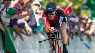 Stefan Küng auf dem Zeitfahrrad.