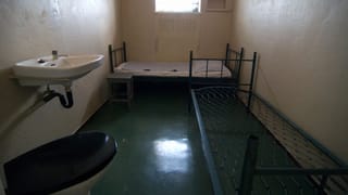 Eine Zelle im Stasi-Gefängnis mit einer Pritsche, einer Toilette und einem Lavabo. Eine Zelle im Stasi-Gefängnis mit einer Pritsche, einer Toilette und einem Lavabo.