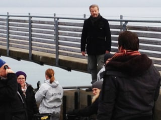 Der Schweizer Bodensee-Tatort-Kommissar Matteo Lüthi am Drehort am Hafen von Altnau.