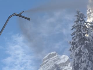Eine Schneilanze im Einsatz für die Skifahrer in den Schweizer Bergen.