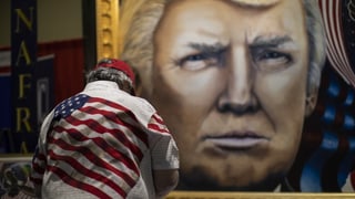 Trump-Anhänger vor Trump-Gemälde