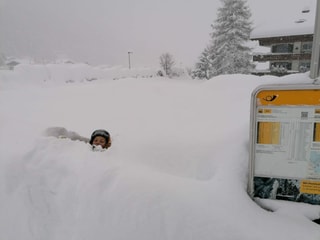 So viel Schnee, dass eine Frau darin versank