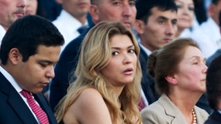 Eine blonde Frau in einer Menschenmenge: Gulnara Karimowa. Eine blonde Frau in einer Menschenmenge: Gulnara Karimowa.