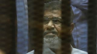 Mursi hinter Gitter.