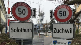 Ortsschilder von Solothurn und Zuchwil in einer Montage gegeneinander geschnitten