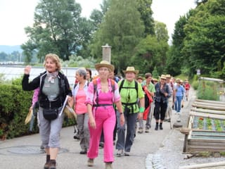 Die «Querfeldeins»-Wandergruppe durchquert eine Gärtnerei.
