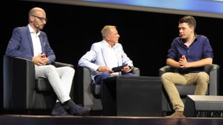 Gesprächsrunde unter drei Männern (Moderator Kurt Aeschbacher)