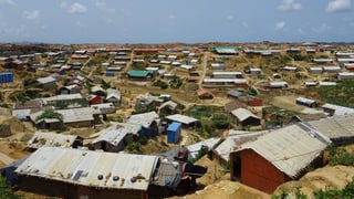 Zahlreiche Wellblech-Hütten in einem Flüchtlingslager