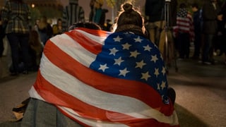 Zwei Personen in eine US-Flagge eingehüllt