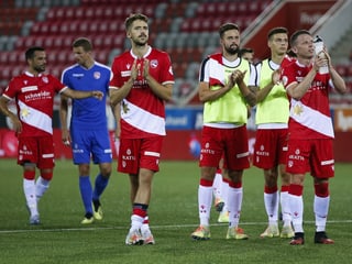Spieler des FC Thun klatschen nach dem Spiel.