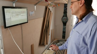 Dominik Mahrer vor seinem digitalen Stellwerk.