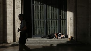 Obdachsloser schläft an Mauer. Obdachsloser schläft an Mauer.
