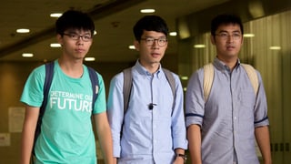  Joshua Wong, Nathan Law und Alex Chow verlassen das Gerichtsgebäude. 