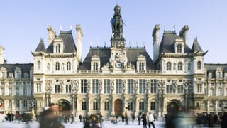 Eisbahn vor dem Hotel de Ville (Rathaus) in Paris. 