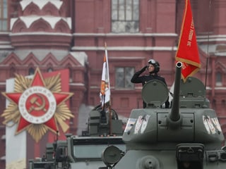 Russische Militärfahrzeuge rollen durch die Strassen.