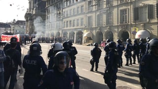 Die Polizei war in der Stadt sichtbar präsent. Die Polizei war in der Stadt sichtbar präsent.
